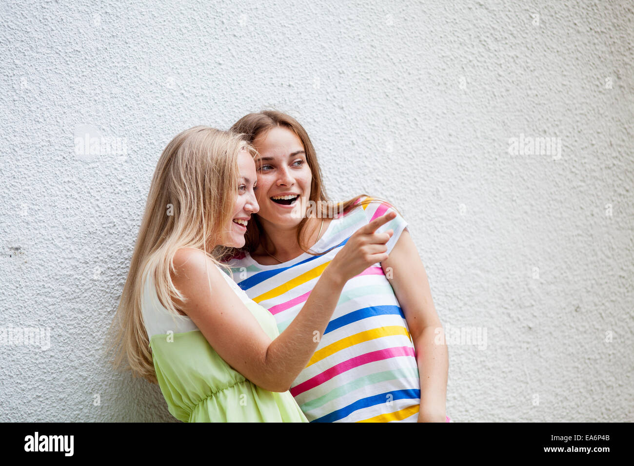 Mädchen gegen eine Wand täuschen Stockfoto