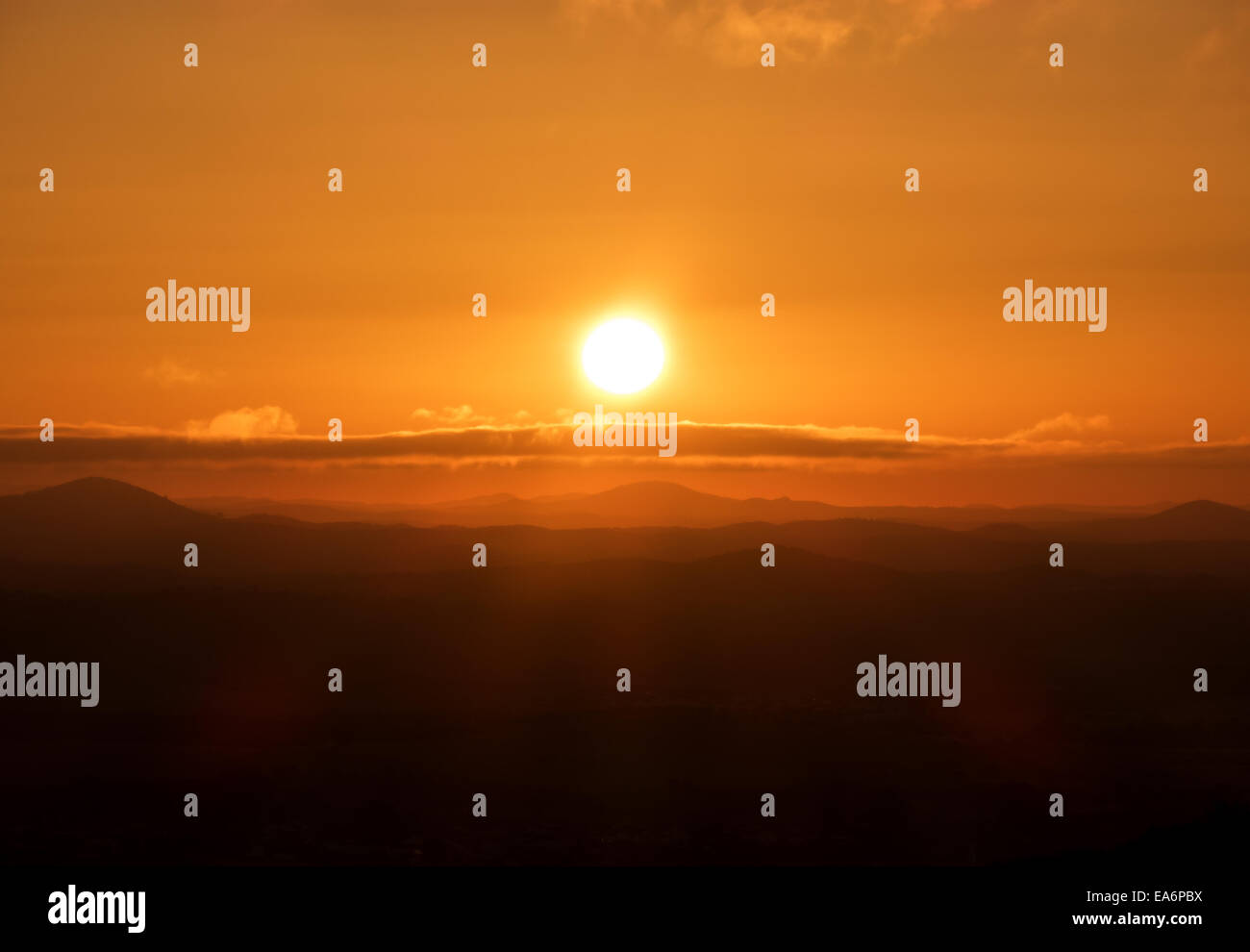 Sunrise Orange Himmelshintergrund am Morgen mit Wolken Stockfoto