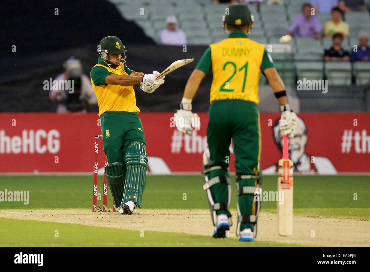 Melbourne, Victoria, Australien. 7. November 2014. REEZA HENDRICKS in Südafrika schlägt den Ball für vier Läufen in Spiel zwei der International Twenty20-Cricket-Serie-Match zwischen Australien und Südafrika bei der MCG. Bildnachweis: Tom Griffiths/ZUMA Draht/Alamy Live-Nachrichten Stockfoto