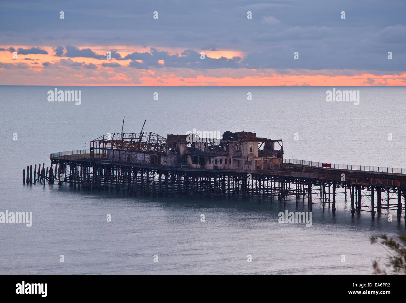 Hastings Pier bei Sonnenuntergang ausgebrannt. Die Pier Ende 2010 Feuer gefangen und brannte. Stockfoto
