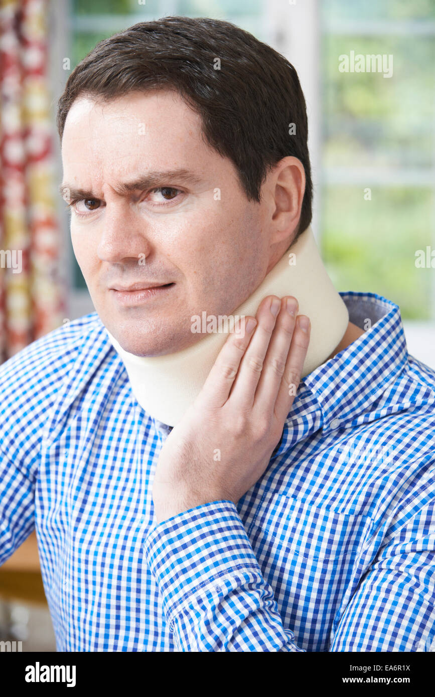 Porträt des Menschen tragen chirurgische Kragen In Schmerzen Stockfoto