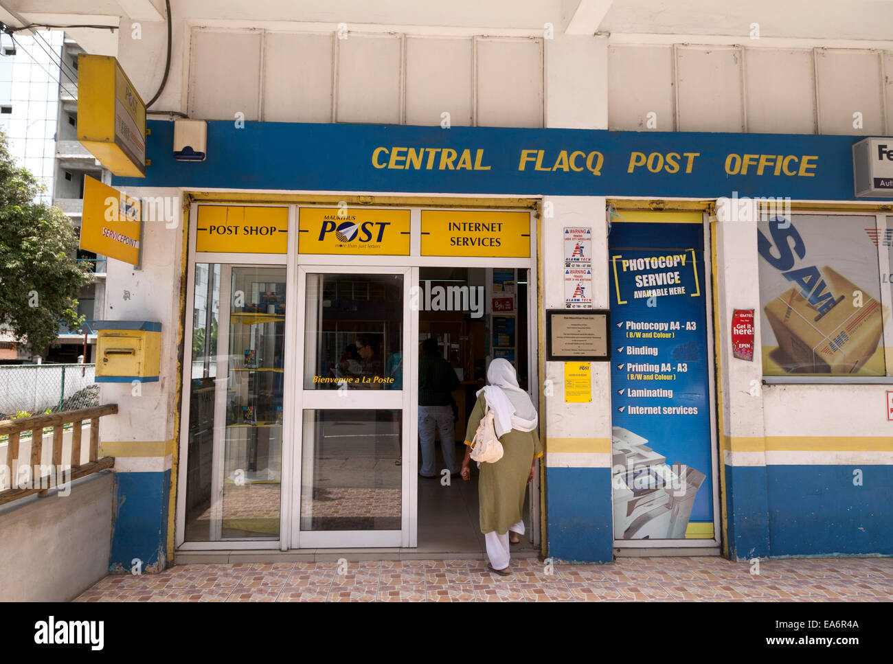 Eine einheimische Frau, die in der Post in der Stadt Flacq, Mauritius Stockfoto