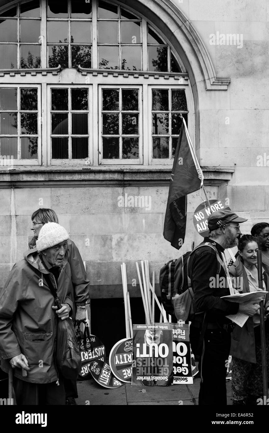 Gewerkschaft Demonstranten marschieren durch London auf 18. Oktober 2014 gegen Sparmaßnahmen der Regierung und Schnitten zu demonstrieren Stockfoto