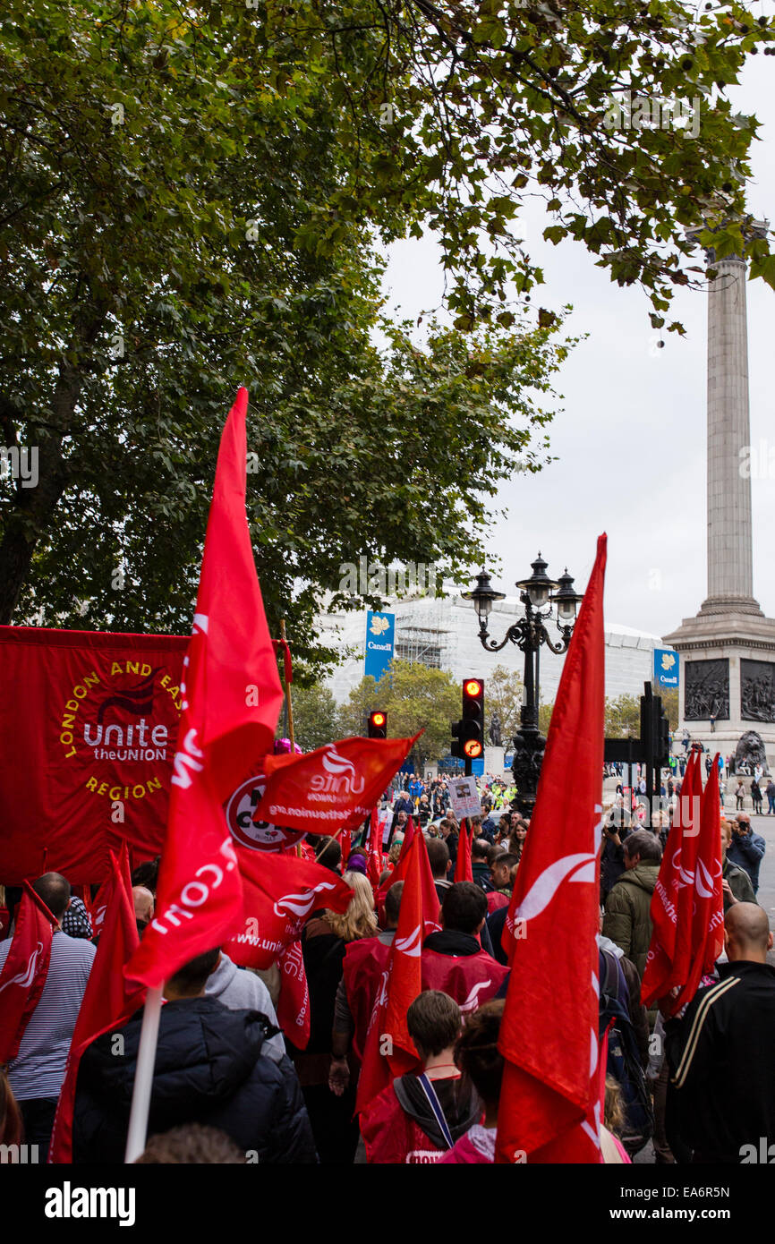 Gewerkschaft Demonstranten marschieren durch London auf 18. Oktober 2014 gegen Sparmaßnahmen der Regierung und Schnitten zu demonstrieren Stockfoto