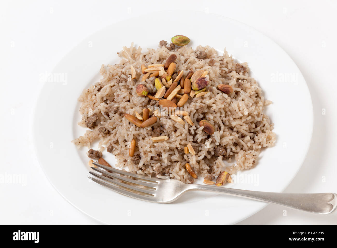 Libanesische Reis mit Hackfleisch gewürzt und mit frisch gerösteten Nüssen garniert Stockfoto