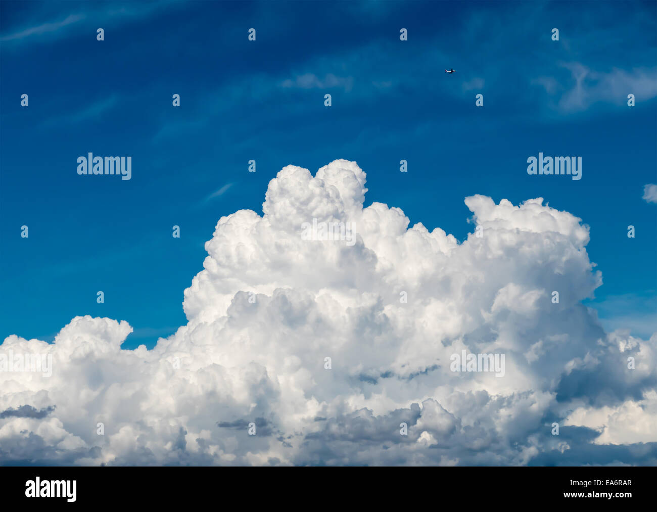 Große flauschige Gewitterwolken, im blauen Himmel Stockfoto