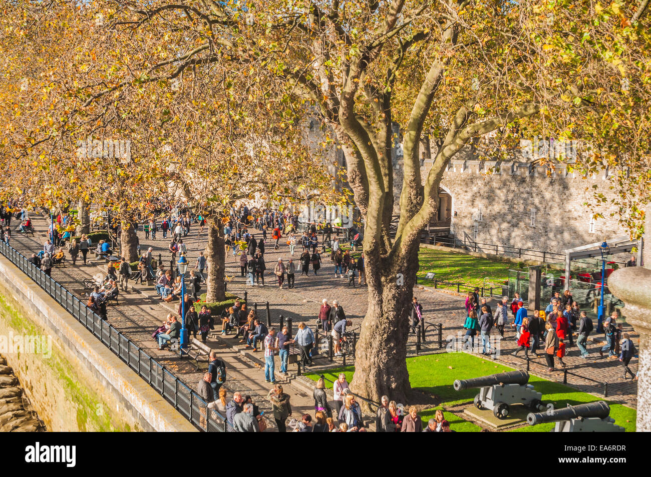 Blut Mehrfrequenzdarstellung Länder und Meere von Red bei der Tower of London-Installation von Paul Cummins Stockfoto