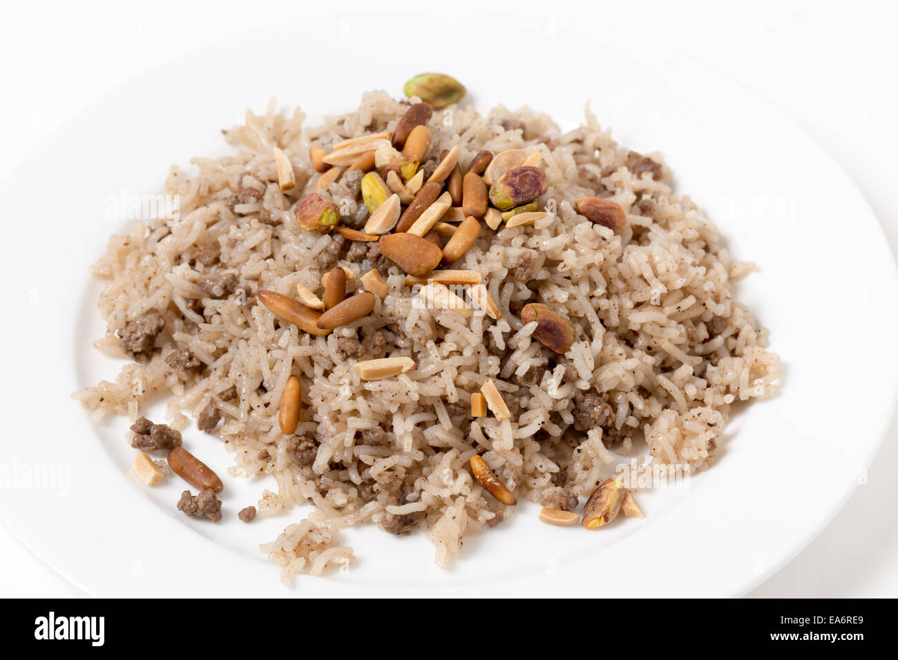 Gewürzte Reis im libanesischen oder arabischen Stil, erlesenen mit frisch gerösteten Pinienkernen Stockfoto