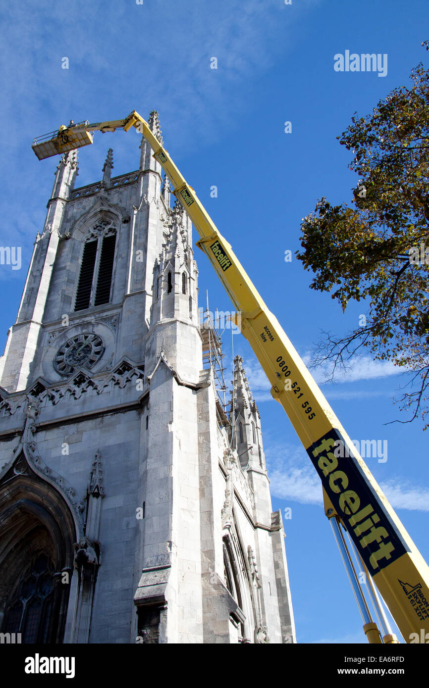 Eine hohe Hubarbeitsbühne und Zugangsplattform Wartung St. Peters Kirche Turm, Brighton Stockfoto