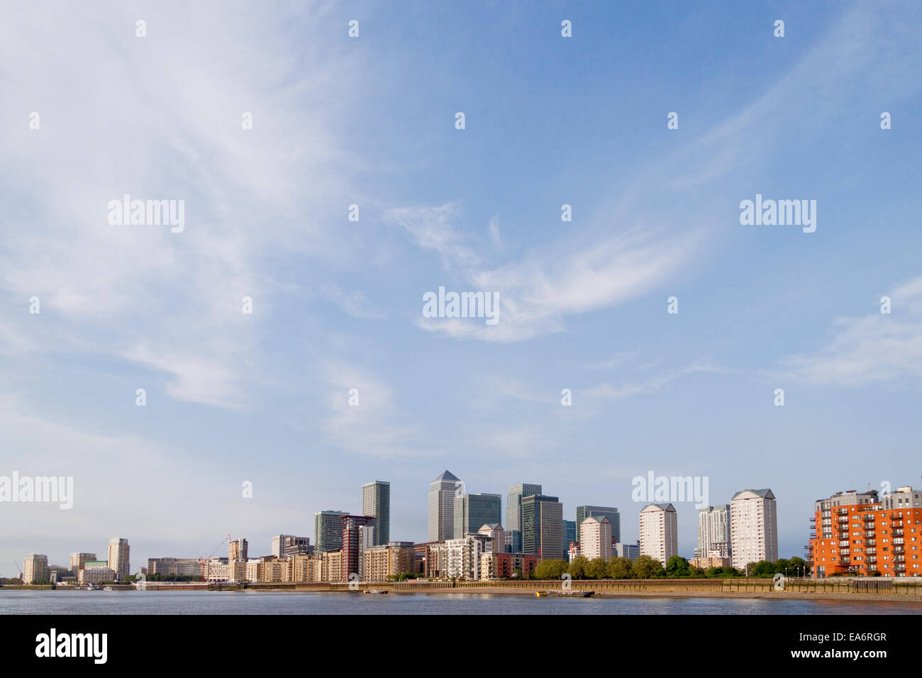 Canary Wharf und die Isle of Dogs, London, vor einem großen Himmel, Themse im Vordergrund Stockfoto