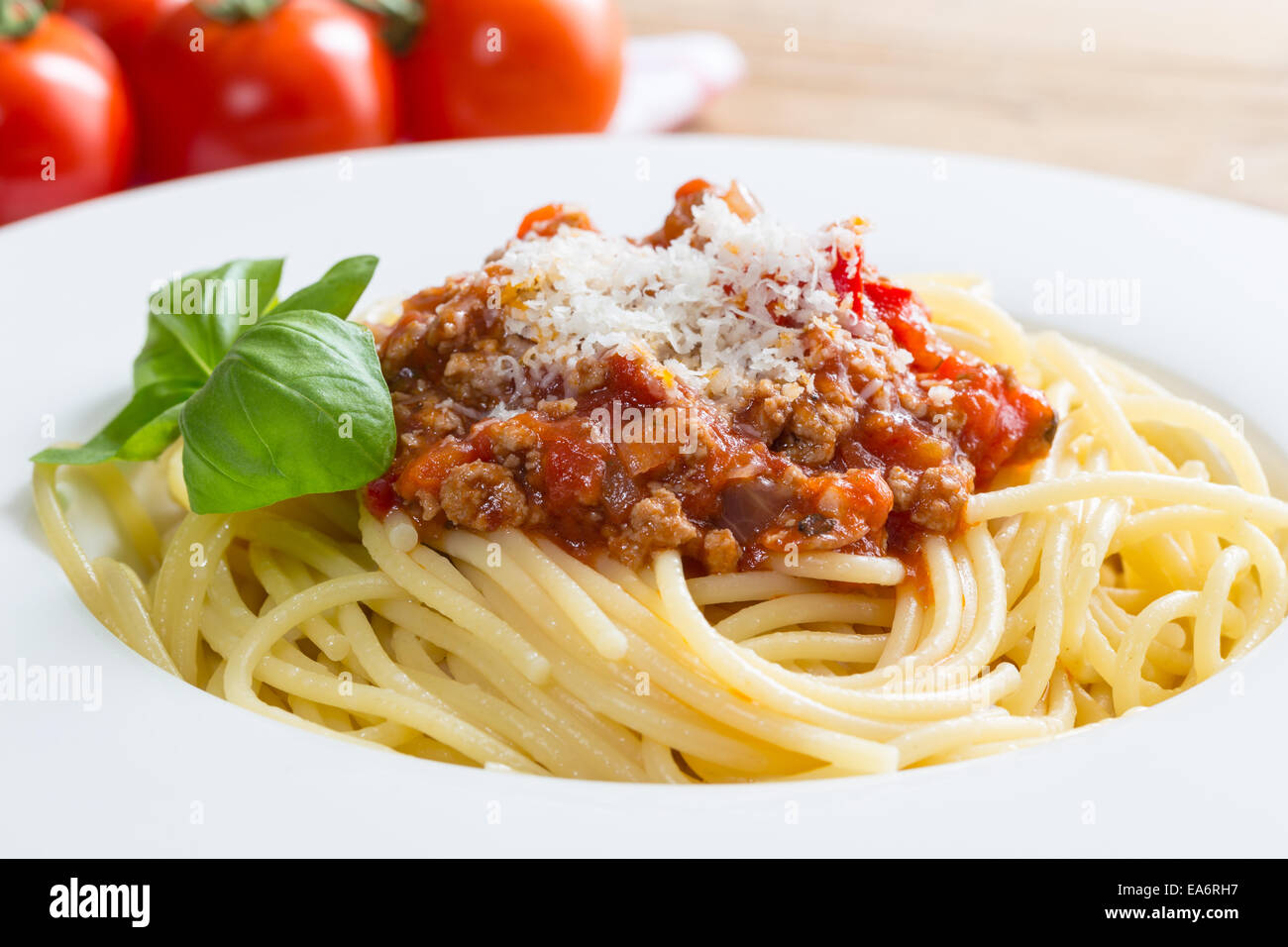 Spaghetti mit Bolognese-Sauce Parmesan und Basilikum. Stockfoto