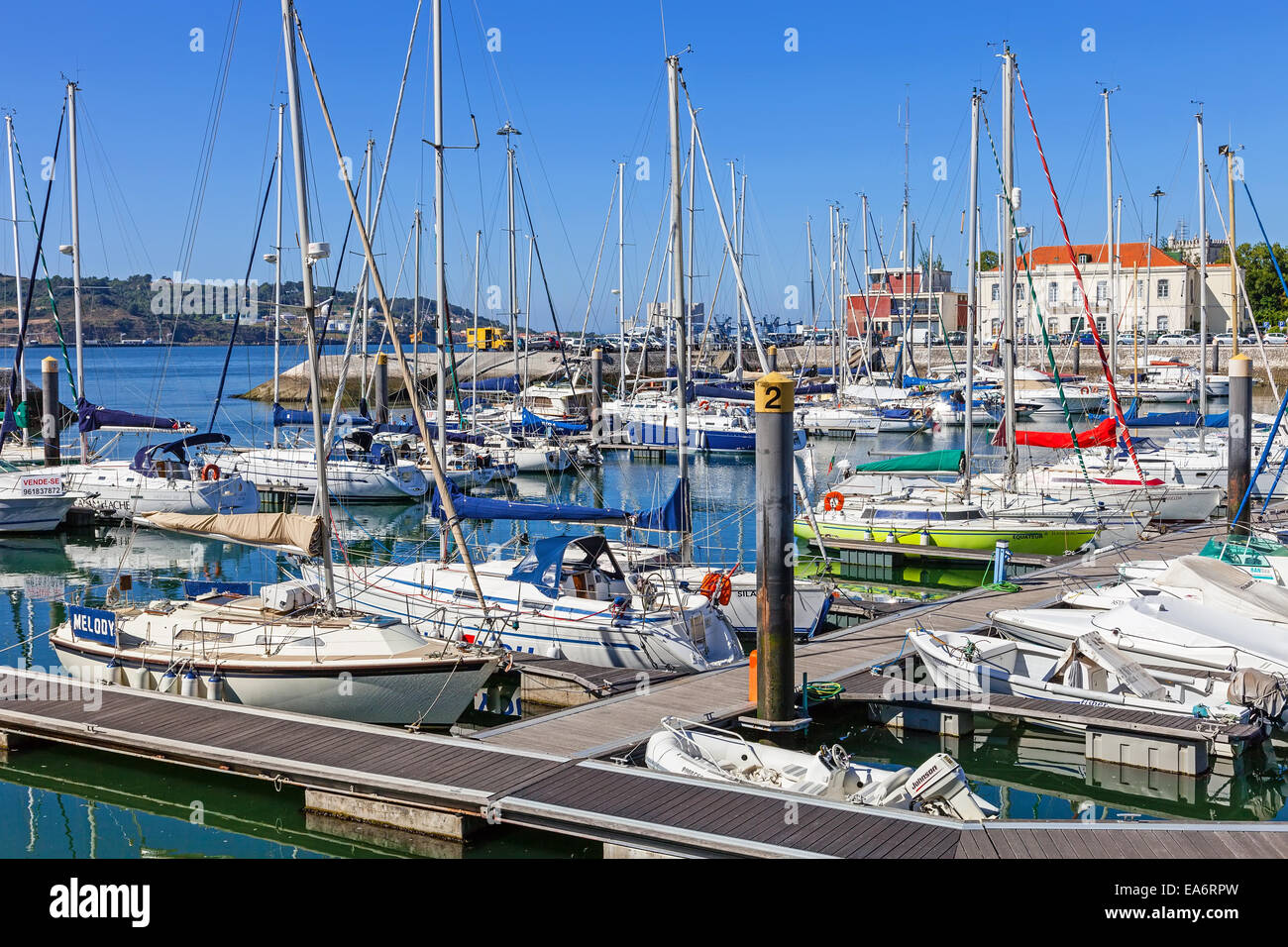 Doca Bom Sucesso Marina in Belem Viertel mit angedockten Yachten, Segelboote und Motorboote im Sommer gefüllt. Lissabon, Portugal Stockfoto
