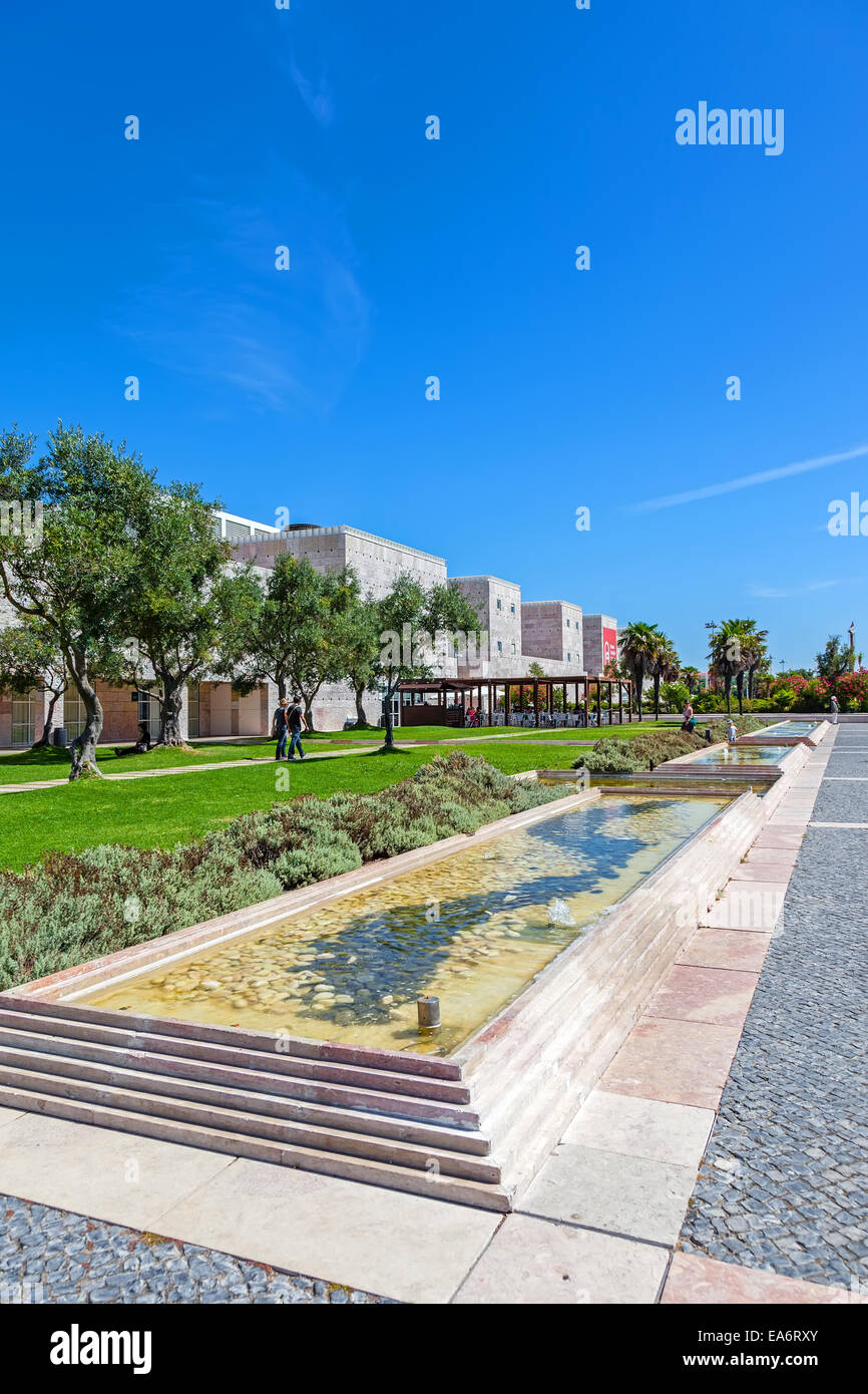 Jardim Das Oliveiras (Olivenbäume Garten) im CCB - Centro Cultural de Belém (Kulturzentrum Belem). Museum und Kulturzentrum Stockfoto