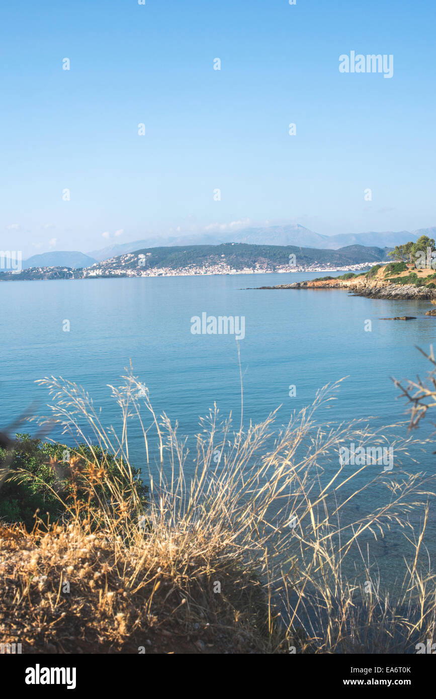 Landschaft von Githio, Griechenland. Meer und blauer Himmel Stockfoto