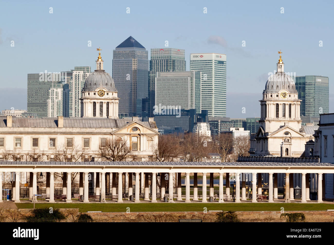 Das Royal Naval College Greenwich und der Blick auf die Türme von Canary Wharf, London Stockfoto