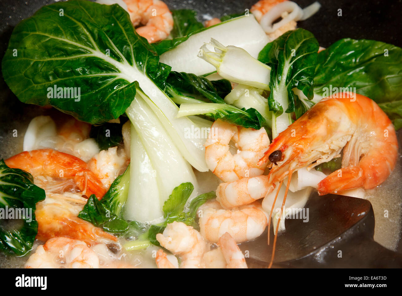 Garnelen mit Pak Choi in einem Wok Kochen Stockfoto