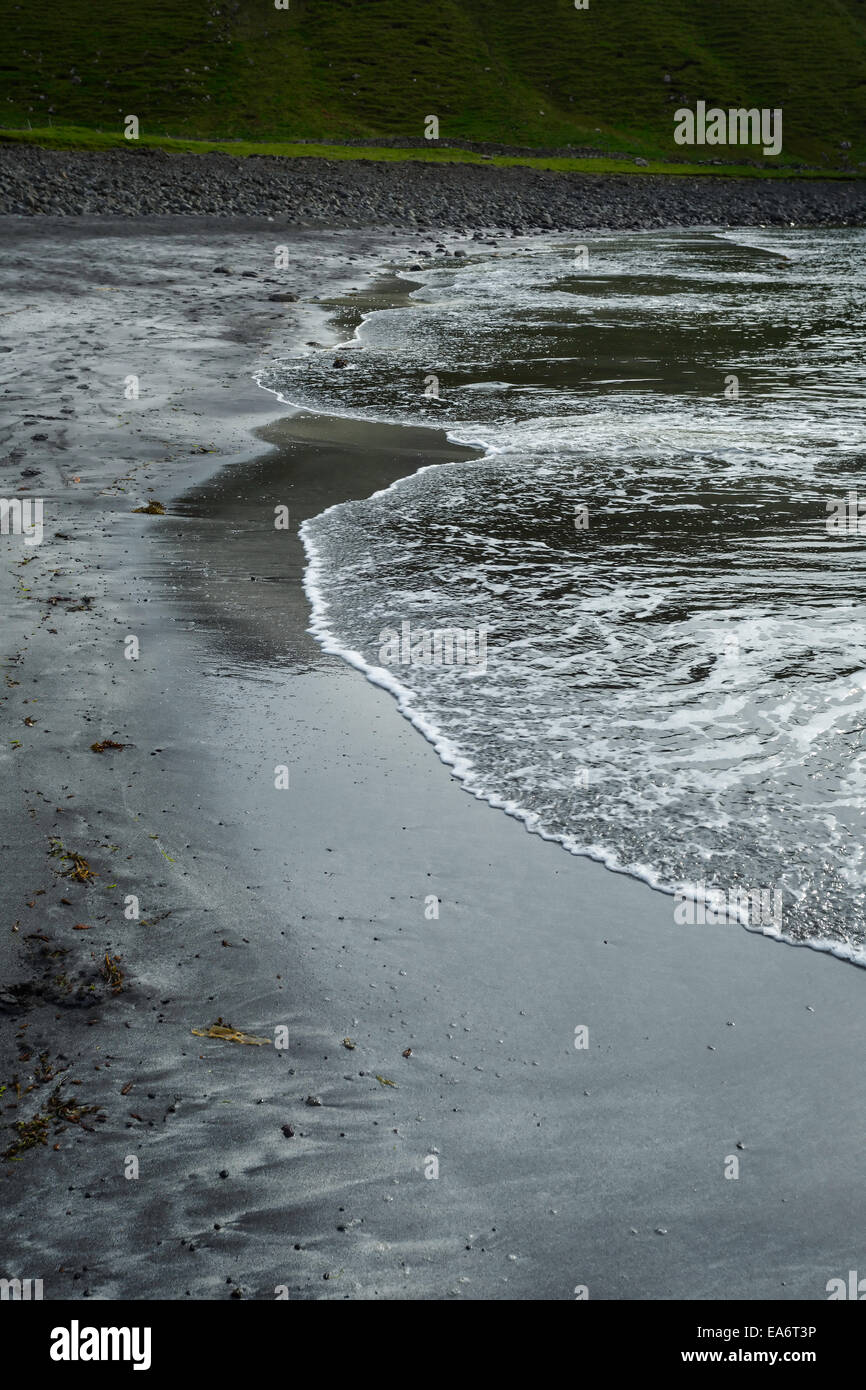 Flut am schwarzen Strand von Talisker Bay, Isle Of Skye, Schottland Stockfoto