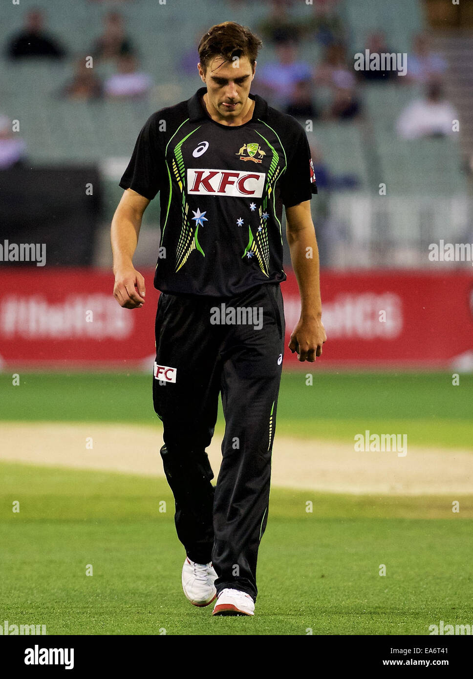 Melbourne, Victoria, Australien. 7. November 2014. PAT CUMMINS Deutschland bereitet sich in Spiel zwei der International Twenty20-Cricket-Serie-Match zwischen Australien und Südafrika bei der MCG Schüssel. Bildnachweis: Tom Griffiths/ZUMA Draht/Alamy Live-Nachrichten Stockfoto