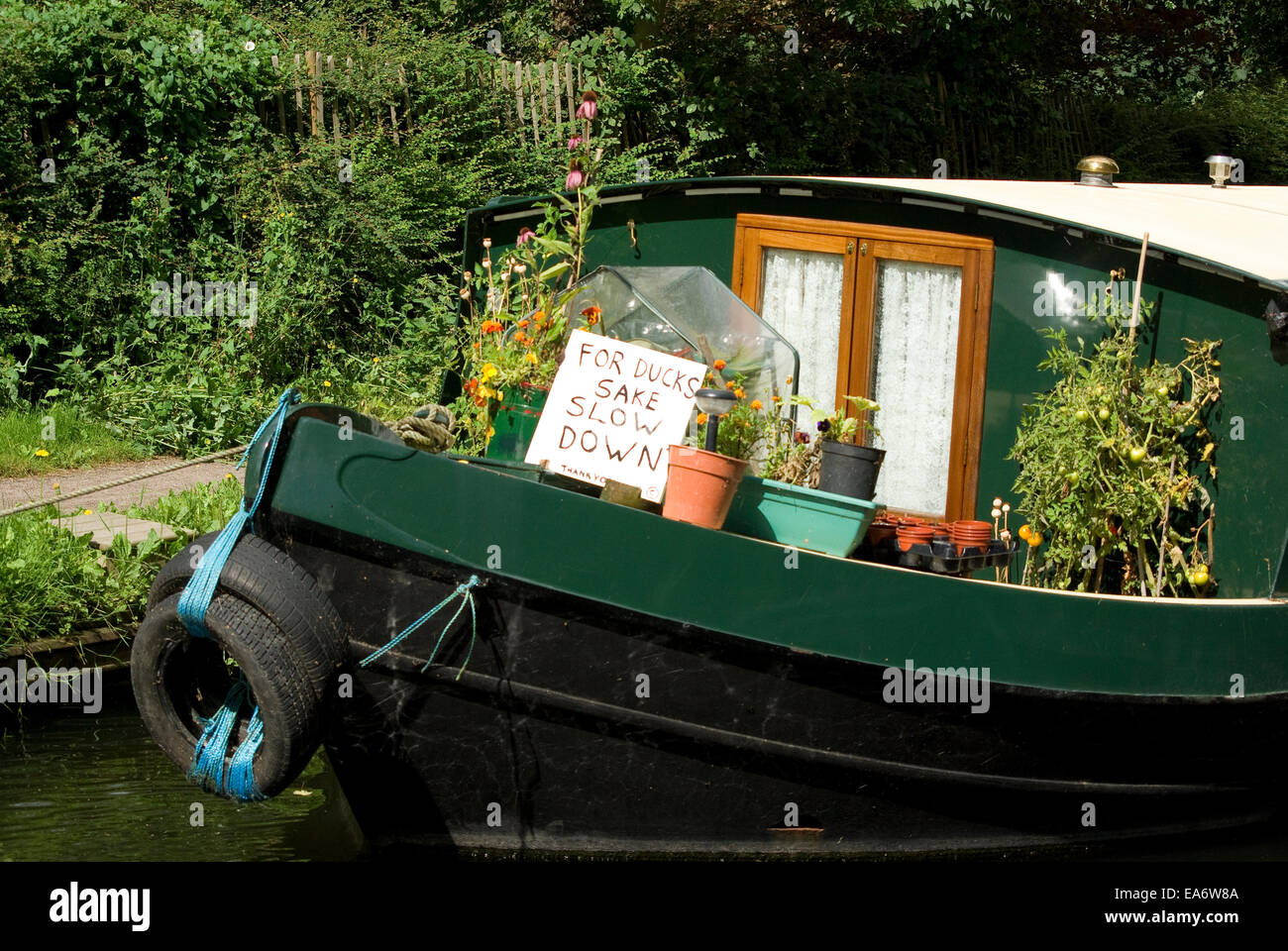 Humorvolle Zeichen auf schmale Boote am Grand Union Canal in der Nähe von Harefield Middlesex UK Stockfoto