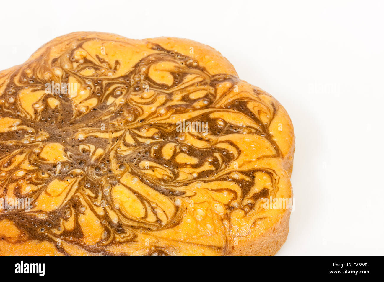 Eine Nahaufnahme von der zufälligen Schokolade wirbelt auf einem Marmor-Kuchen. Stockfoto