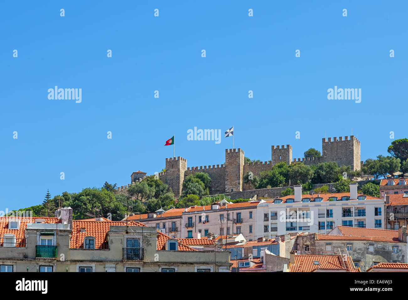 Blick auf Sao Jorge Castle von der Baixa Lisboa (Lissabon Innenstadt). Portugal Stockfoto