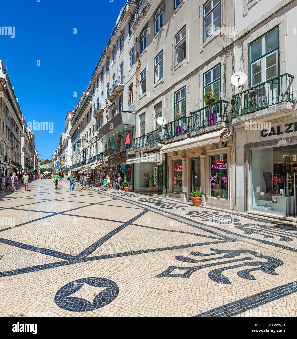 Rua Augusta Street in der Baixa-Viertel von Lissabon. Die kosmopolitischste Straße der Hauptstadt ist immer voller Menschen. Stockfoto
