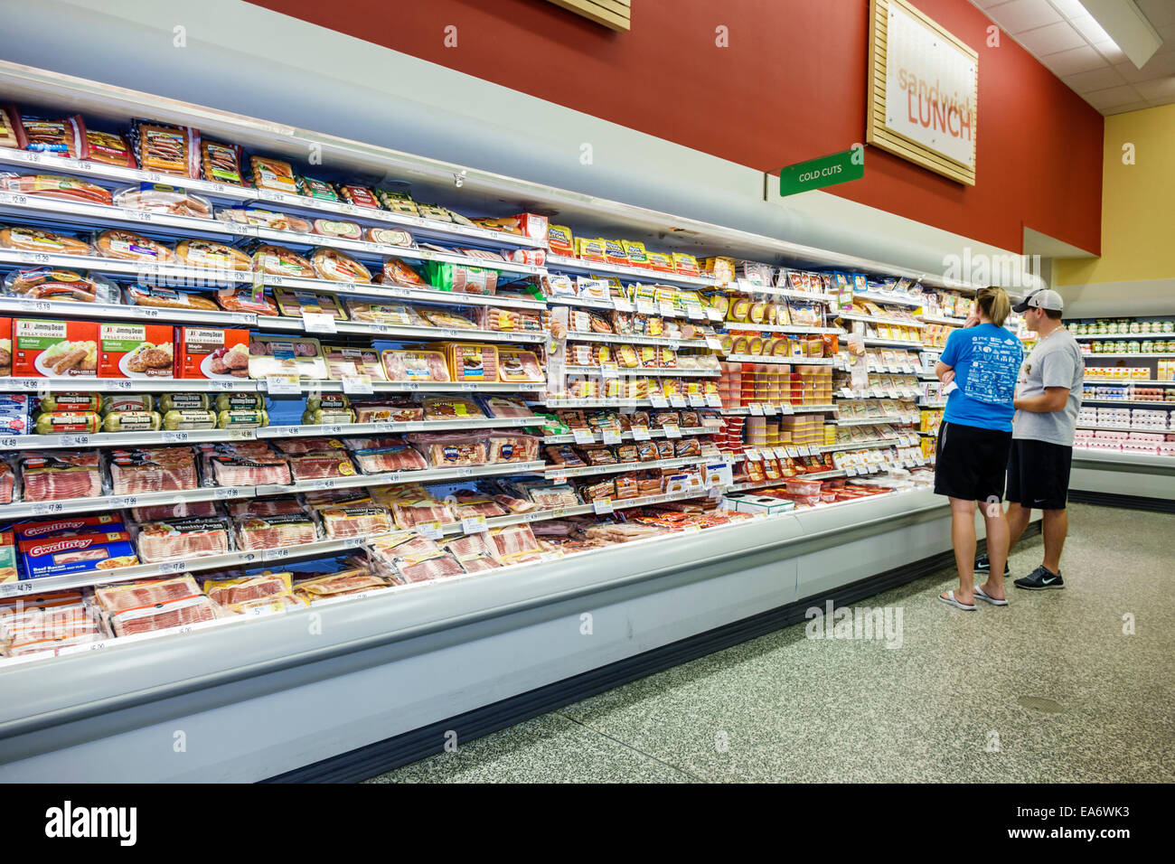 Okeechobee Florida, Publix Lebensmittelgeschäft Supermarkt, Einkaufen Käufer Markt Markt, Lebensmittel Vitrine Verkauf Mann Frau Paar gekühlt Stockfoto