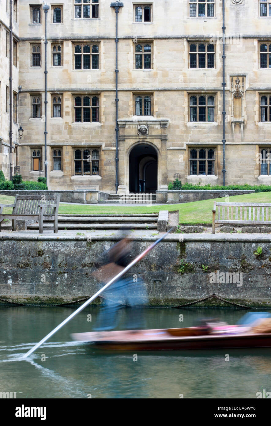 Bewegungsunschärfe Menschenbild Stechkahn fahren vorbei an Kings College, Cambridge Stockfoto