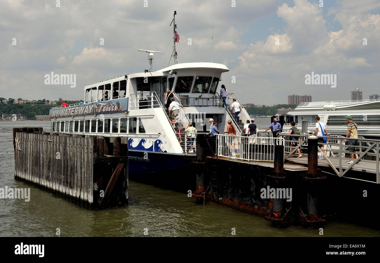 NYC: Touristen ein NY Waterway Boot am Pier 78 auf dem Hudson River für eine 90-minütige Tour durch lower Manhattan Stockfoto