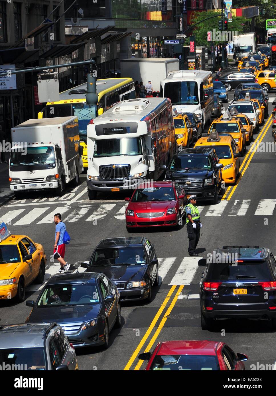 NYC:  An NYPD traffic policeman directing bumper-to-bumper traffic on clogged East 42nd Street in front of Grand Central Station Stockfoto