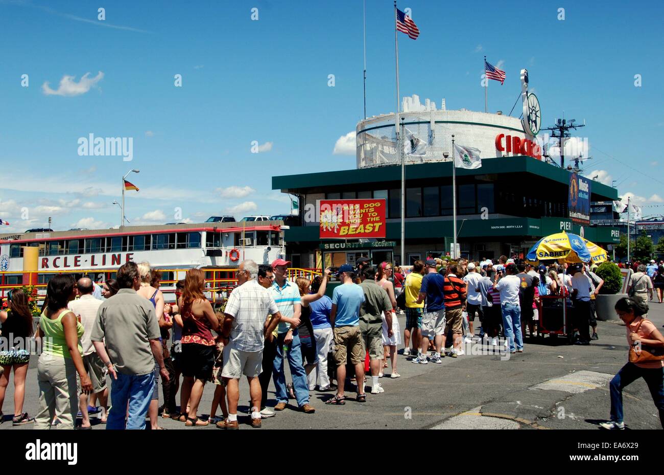 NYC: Massen-Warteschlange, Tickets für Bootsfahrten um die Insel Manhattan an der Circle Line Pier an der West 43rd Street kaufen Stockfoto