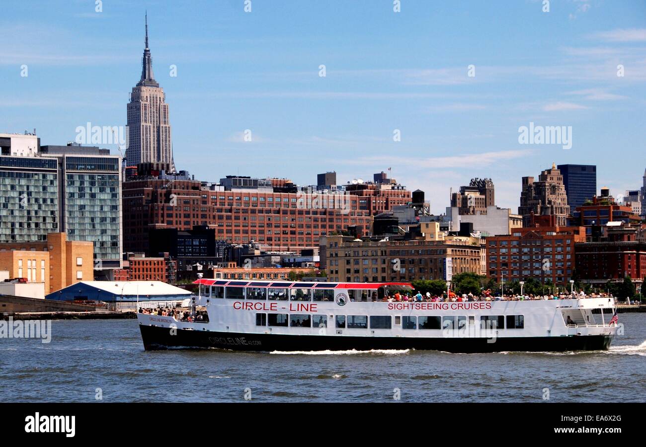 NYC: Ein legendäre Circle Line Sightseeing cruise Boot segeln Richtung Norden auf dem Hudson River mit dem Empire State Building Stockfoto