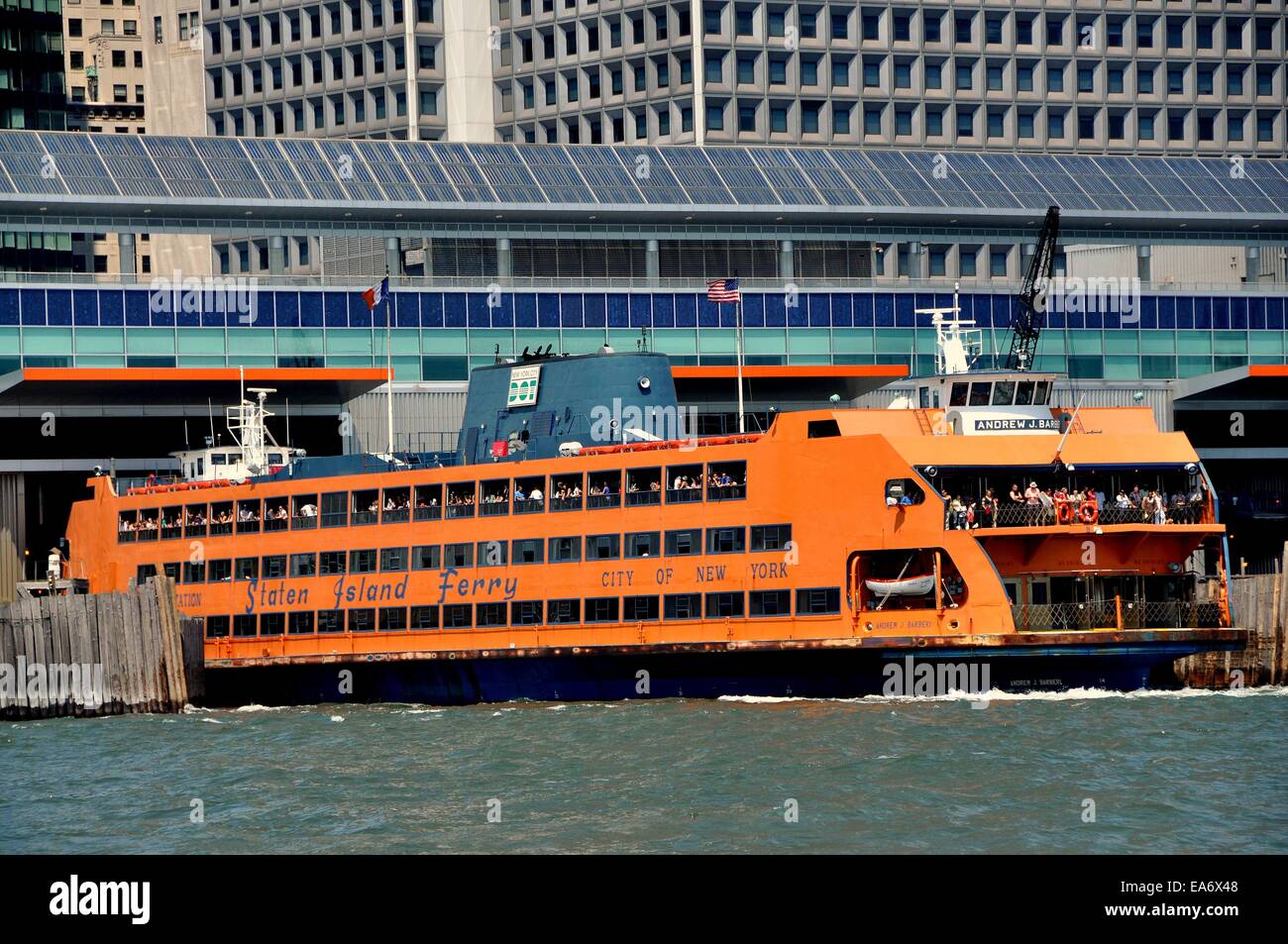 NYC: Die Andrew J. Barbieri Staten Island Ferry verlassen ihren Liegeplatz an der unteren Manhattan Fähre terminal Stockfoto