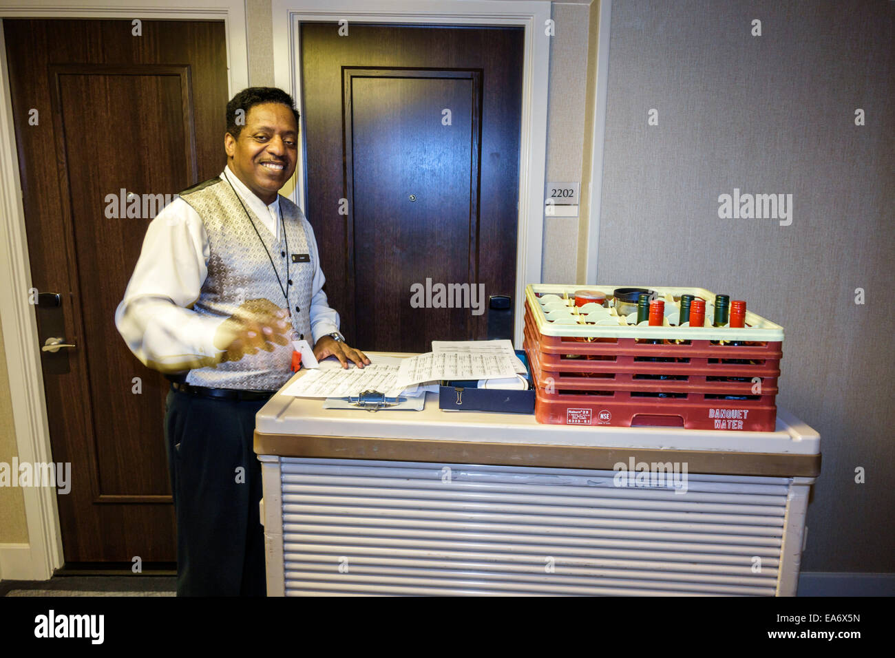 Miami Florida, Intercontinental, Hotel Hotels Unterkunft Inn Motel Motels, Zimmerservice, Cart, Black Blacks African Africans ethnische Minderheit, Erwachsene Erwachsene Mann Stockfoto