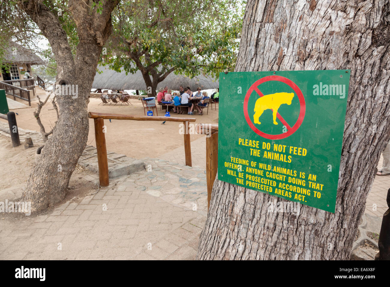 Füttern Sie nicht die Tiere Zeichen, Picknickplatz, Krüger Nationalpark, Südafrika Stockfoto