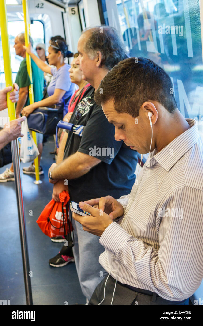 Miami Florida, Metromover, Kabine, freier Massenverkehr automatisierte Menschen Mover Zug-System, Passagiere Fahrer Fahrer, Mann Männer männlich, Smartphone-Zelle ph Stockfoto