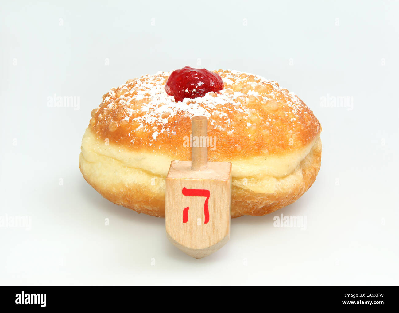 Chanukka Donut und Spinning Top - traditionelle jüdische Feiertag Lebensmittel und Spielzeug. Stockfoto