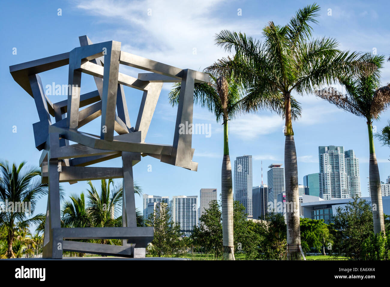 Miami Florida, Museumspark, Jorge M. Perez Art Museum Miami, PAMM, Skulptur, Skyline der Stadt, FL140808041 Stockfoto