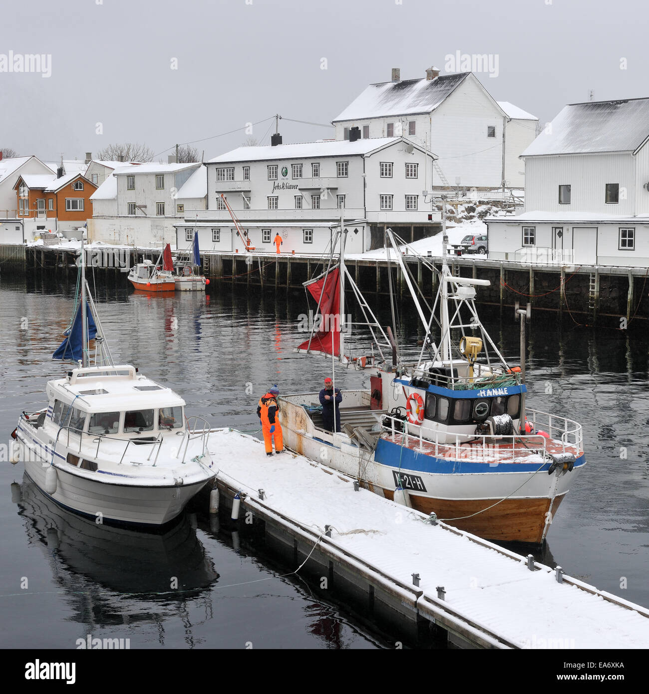 Angelboote/Fischerboote vertäut am Steg im Winter, Norwegen. Stockfoto