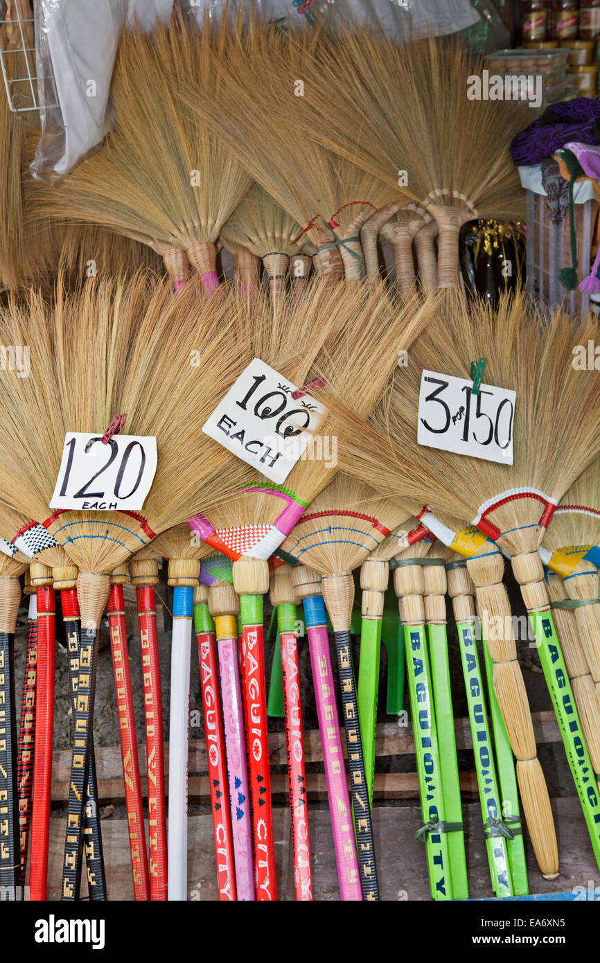 Handgemachte Souvenirs Stroh Besen zum Verkauf an einem Stand am  Straßenrand in Baguio City, Insel Luzon, Philippinen Stockfotografie - Alamy
