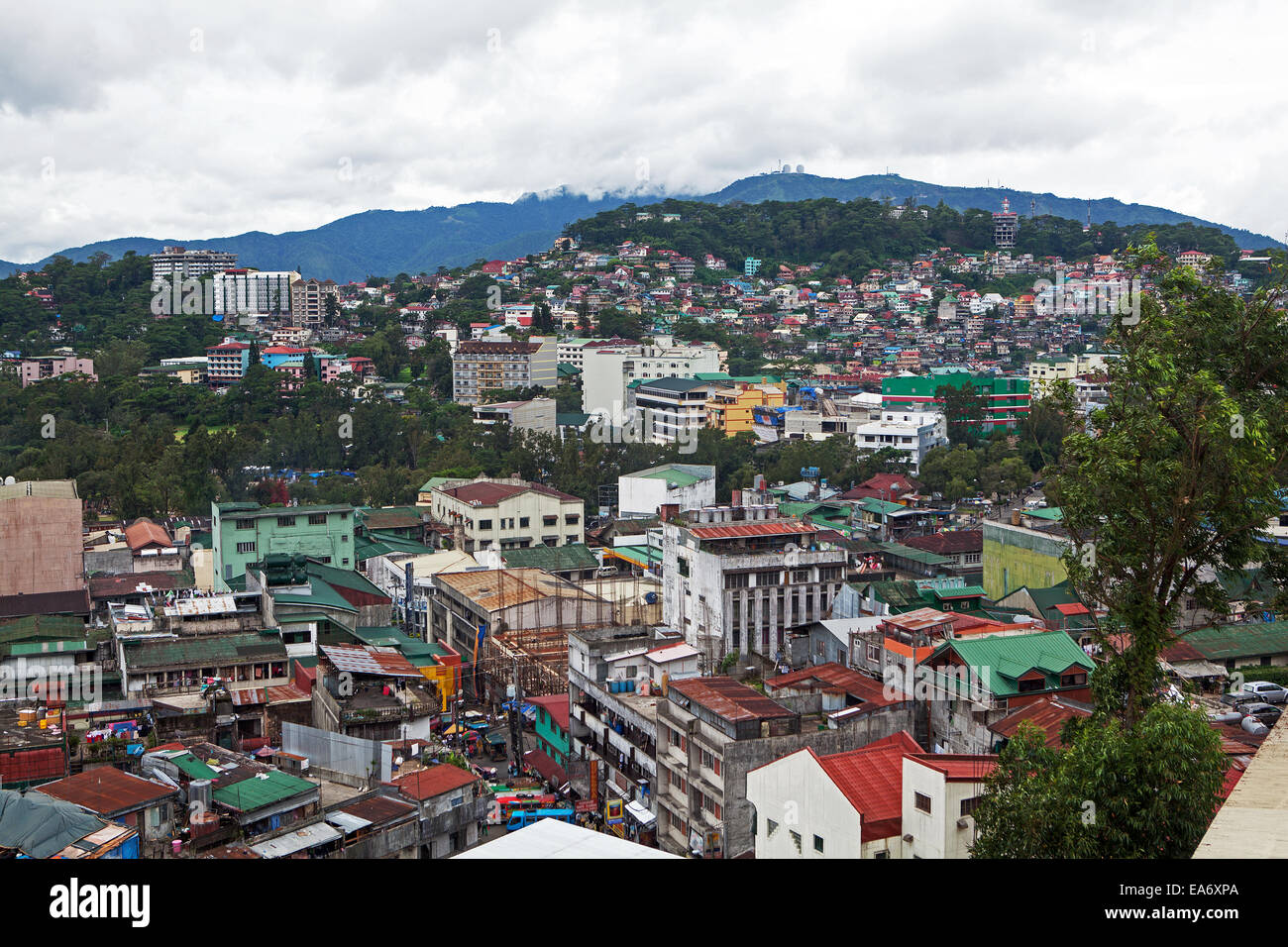 Überbevölkerten Lebensbedingungen in Baguio City, Philippinen. Kommerzielle Gebäude und Häuser konkurrieren um Raum. Stockfoto
