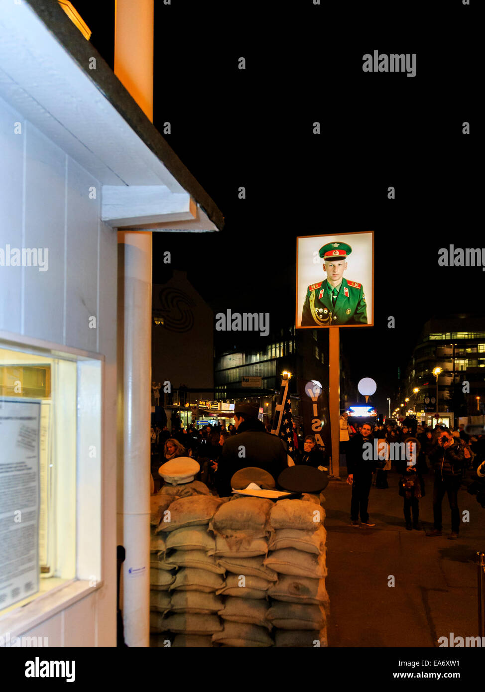 Berlin, Deutschland. 7. November 2014. Gorbatschow besucht Checkpoint Charlie in Berlin 25 Jahre nach der Liste der Berliner Mauer am 7. November 2014 in Berlin, Deutschland. / Bild: Bilder von der Checkpoint Charlie in der Nacht. Bildnachweis: Reynaldo Chaib Paganelli/Alamy Live-Nachrichten Stockfoto