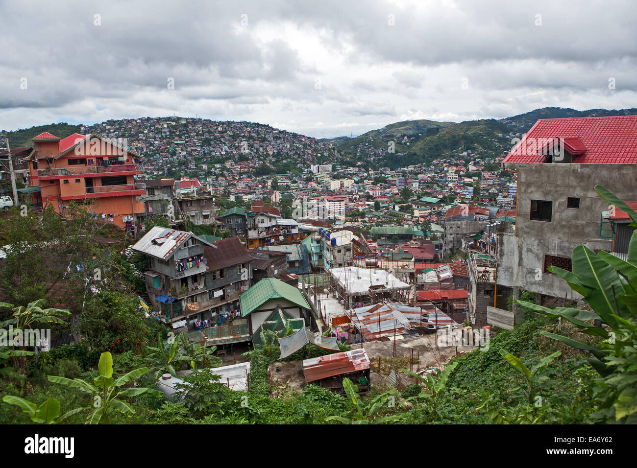 Starke Überlastung, Überbauung und drängen sich auf einem der Berghänge in Baguio City, nördliche Insel Luzon, Philippinen. Stockfoto