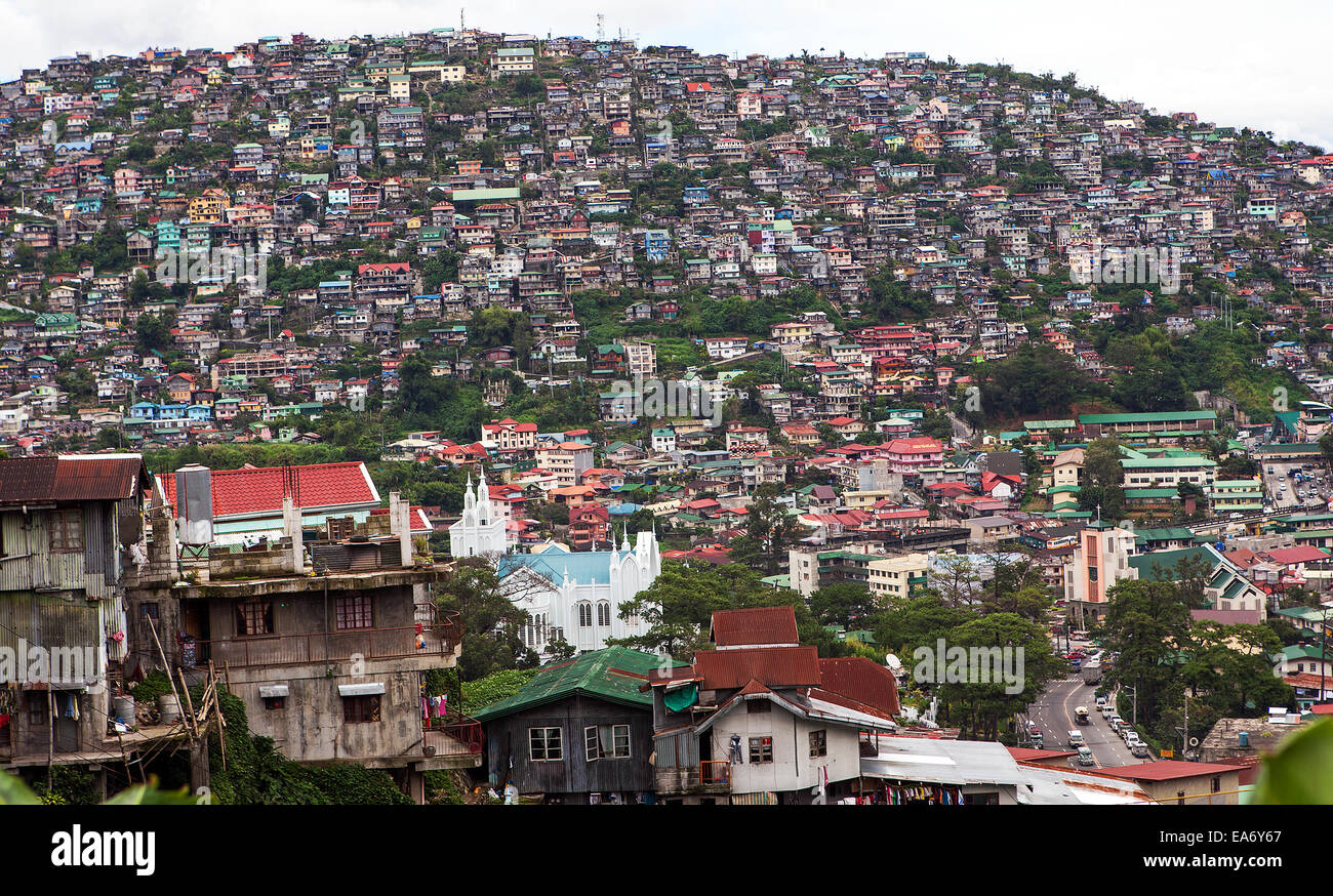 Zersiedelung an den Berghängen in Baguio City, Insel Luzon, Philippinen. Stockfoto