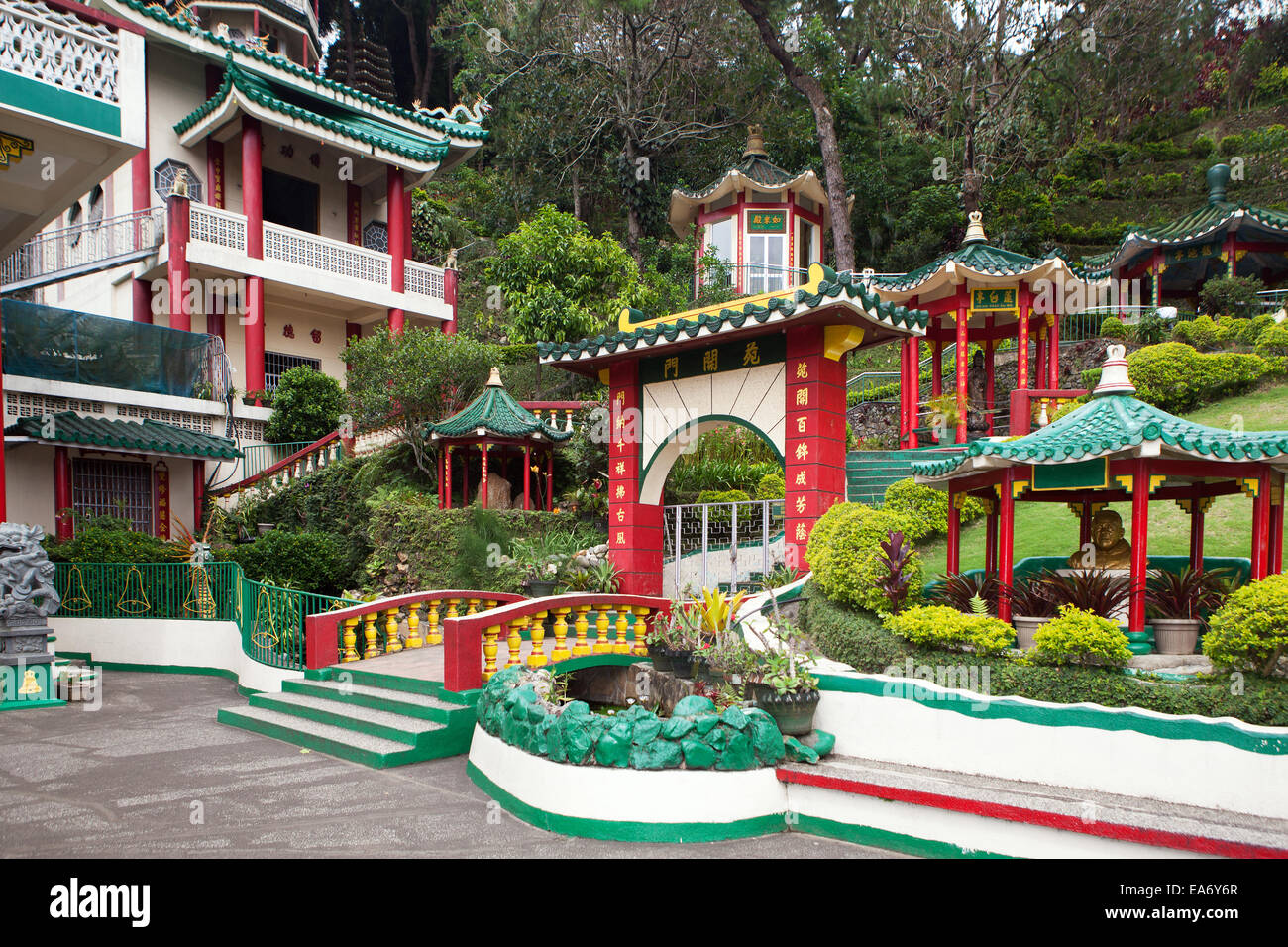 Schöner Garten, Pagoden und Gebäude der Kirche Bell, ein Taoist Temple in Baguio City, Philippinen. Stockfoto