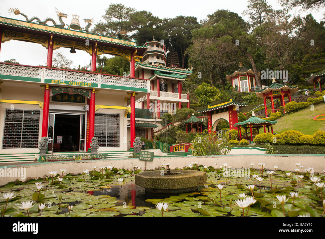 Glockenturm Kirche, einem chinesischen taoistischen Tempel, wunderschöne Anlage mit Pagoden, Gärten und einem Teich in Baguio City, Philippinen. Stockfoto