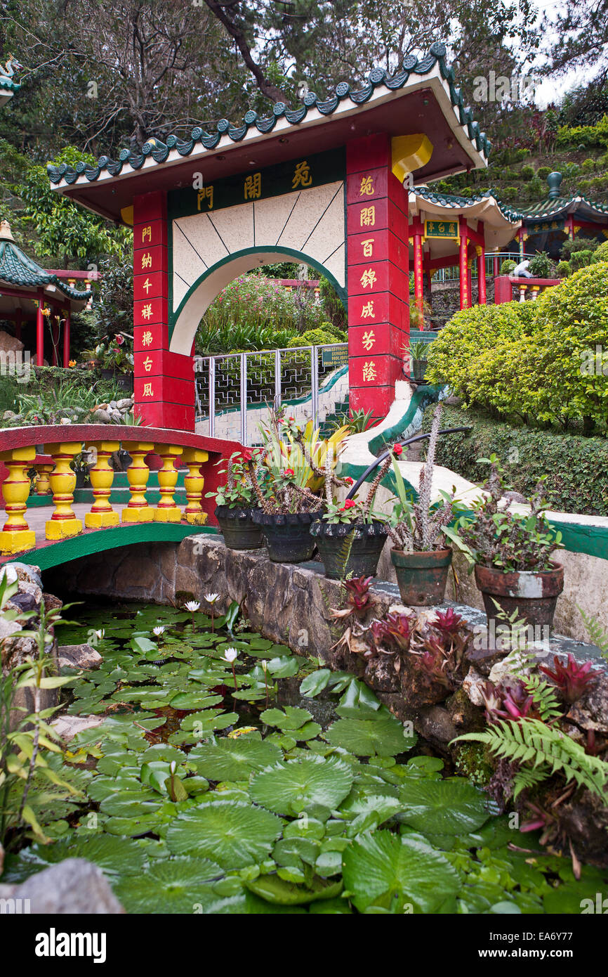 Bunte Brücke und Tor zum Pagoden am Glockenturm Kirche, eine chinesische Taoist Temple in Baguio City, Philippinen Insel. Stockfoto