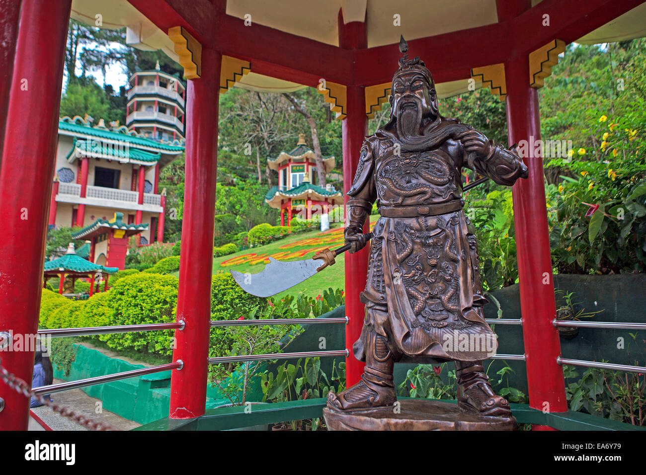 Eine lebensgroße Bronzestatue eines alten chinesischen Soldaten genannt, der General steht an der Glocke Kirche, Baguio, Philippinen. Stockfoto