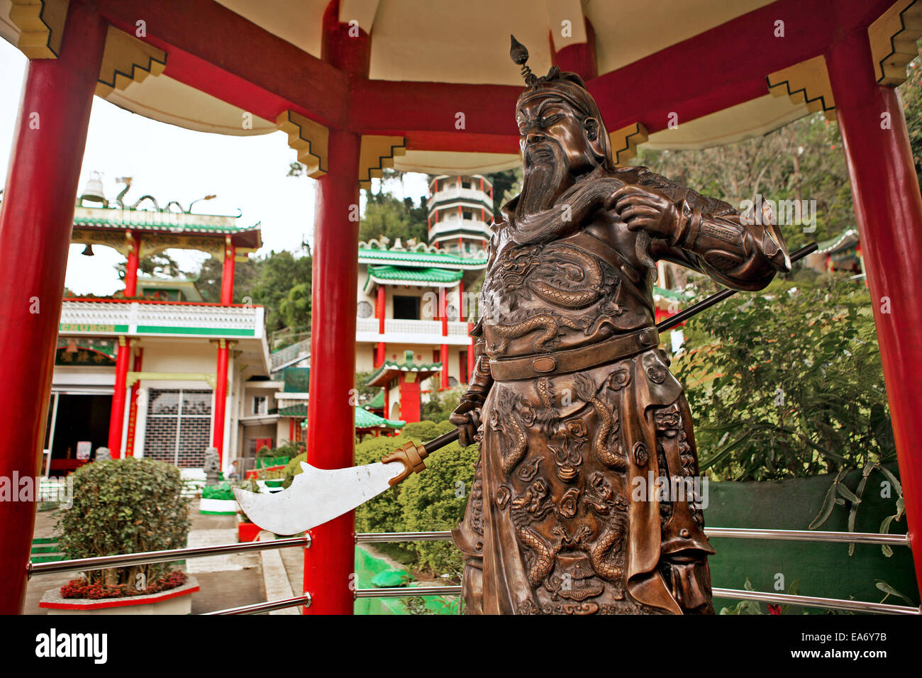 Eine lebensgroße Bronzestatue eines alten chinesischen Soldaten genannt, der General steht an der Glocke Kirche, Baguio, Philippinen. Stockfoto