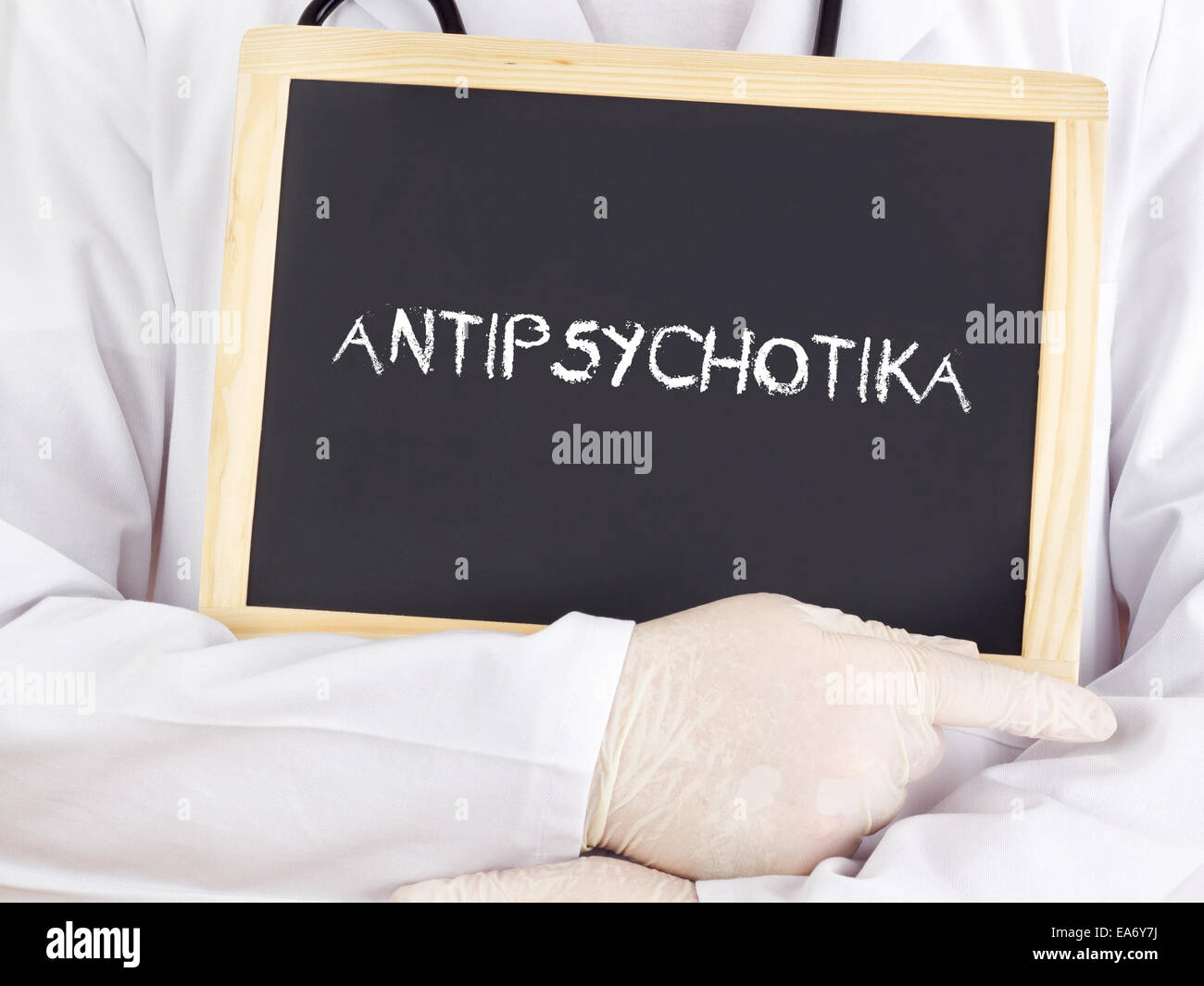 Arzt zeigt Informationen: Antipsychotika in deutscher Sprache Stockfoto